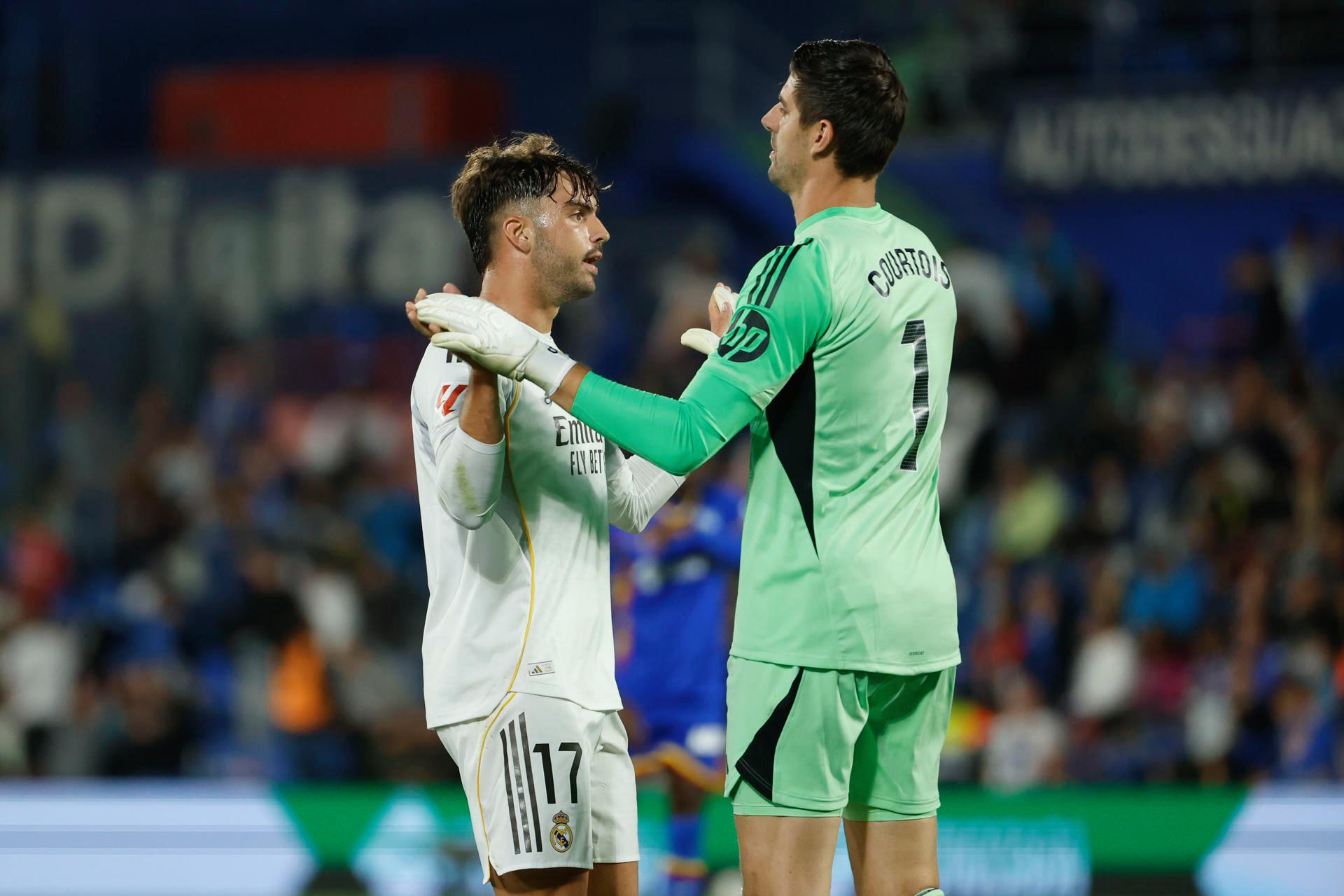 Raúl Asencio y Thibaut Courtois - EFE