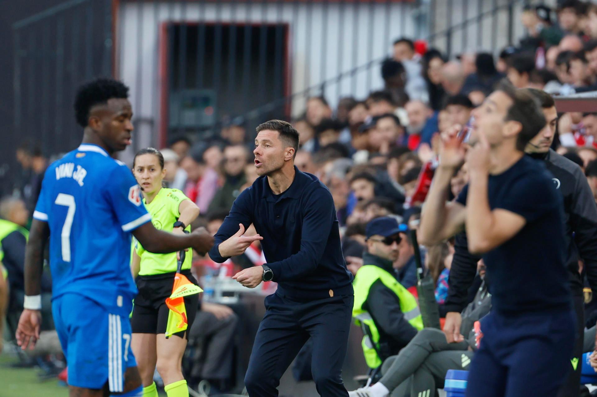 Vinicius y Xabi Alonso - EFE