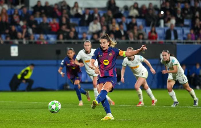 Alexia Putellas lanzando el penalti I UEFA