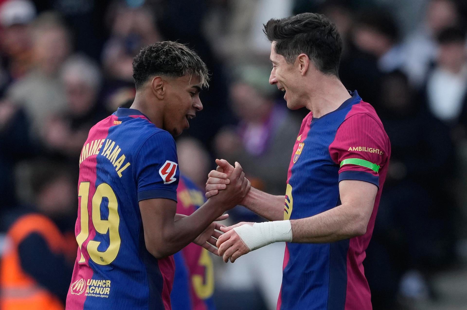 Lamine Yamal y Robert Lewandowski - EFE