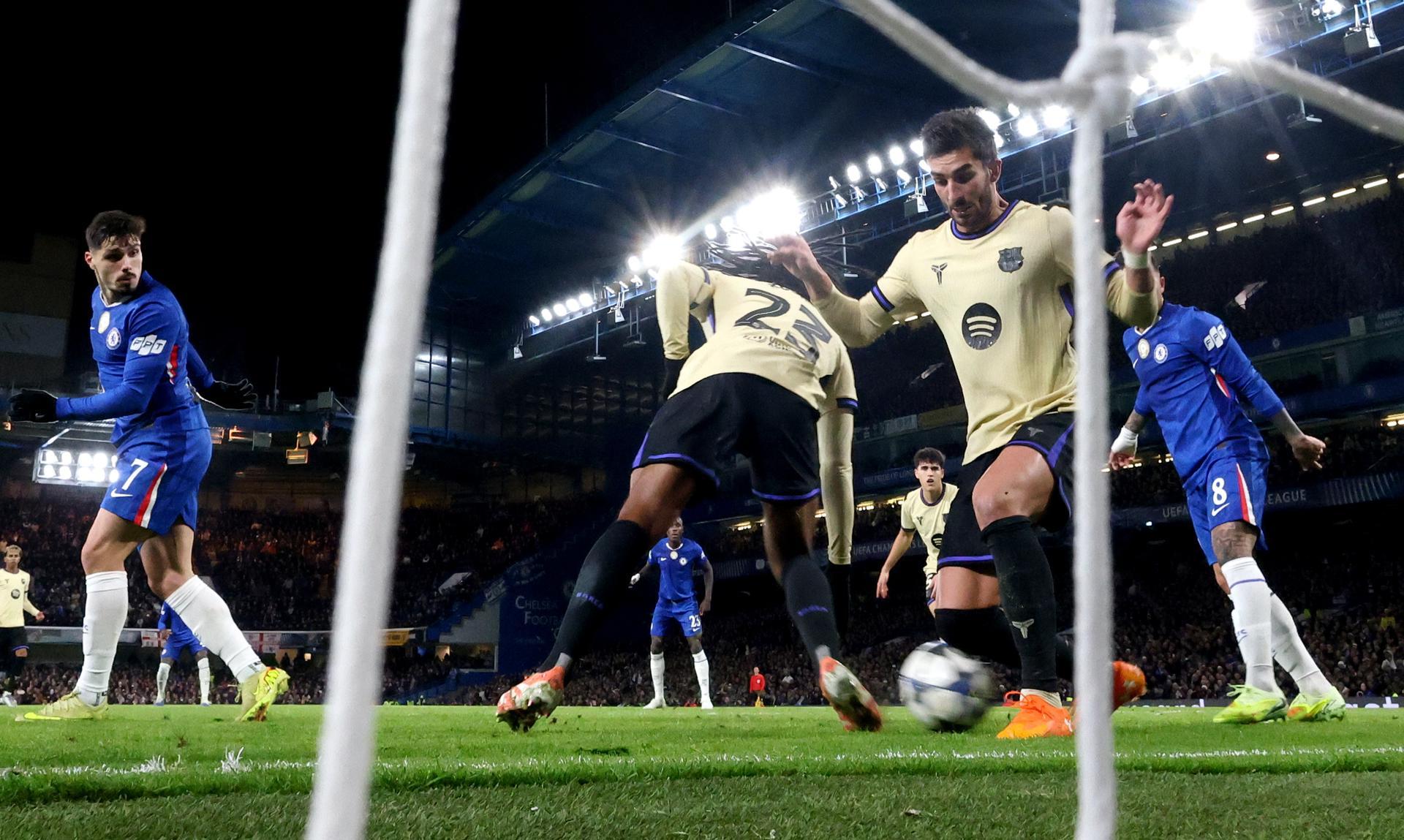 Jules Kounde y Ferran Torres - EFE