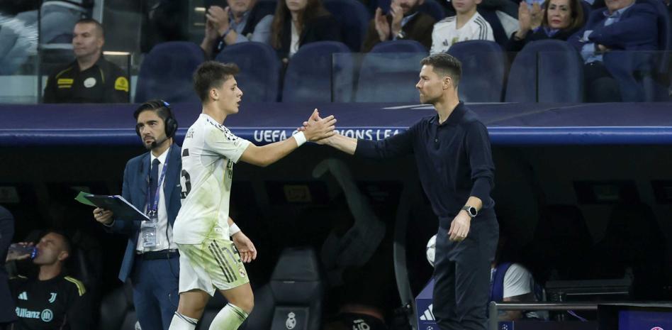 Arda Güler y Xabi Alonso - EFE