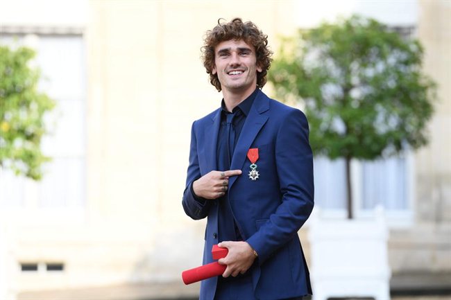 Antoine Griezmann recibiendo un premio
