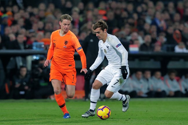 Frankie De Jong junto a Antoine Griezmann