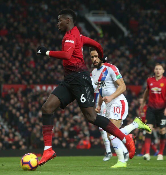 Paul Pogba conduce la pelota en un partido con el Manchester