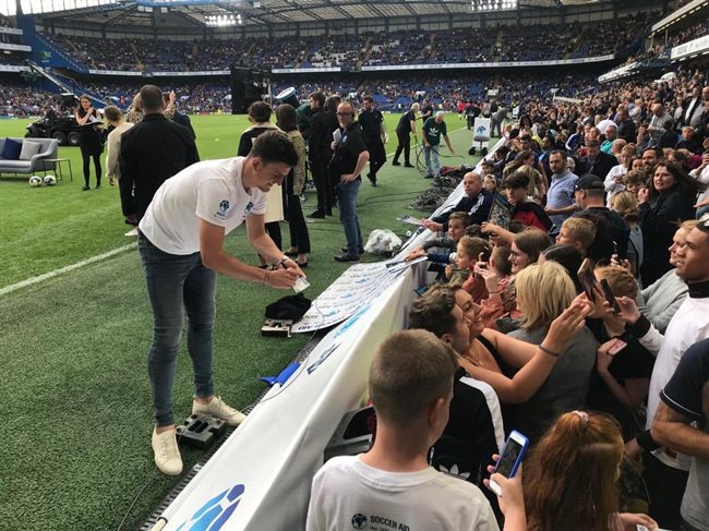 Maguire firmando autógrafos