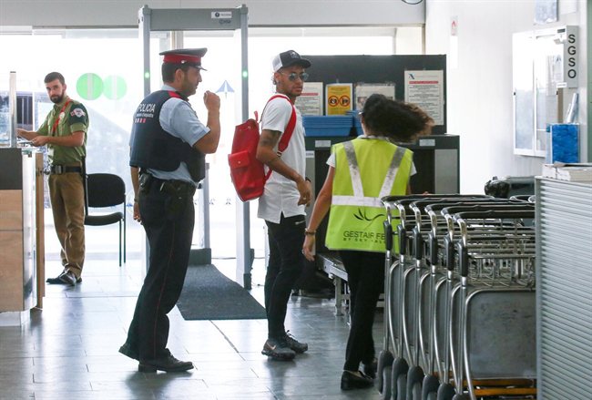 Neymar Junior, en el aeropuerto