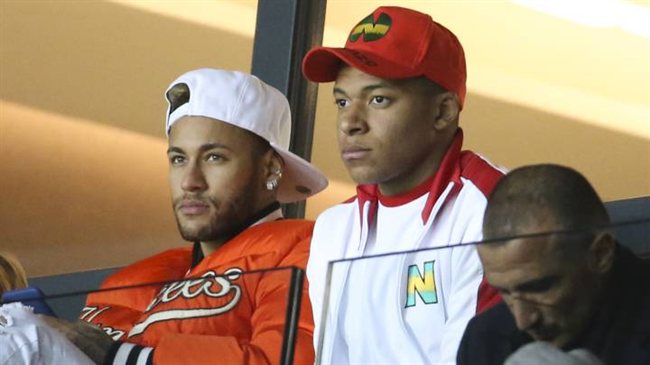 Neymar y Kylian Mbappé, en la grada del estadio del PSG