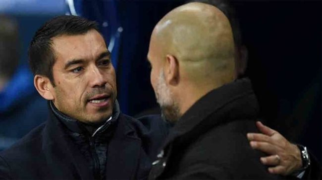 Gio y Guardiola se saludan en un partido