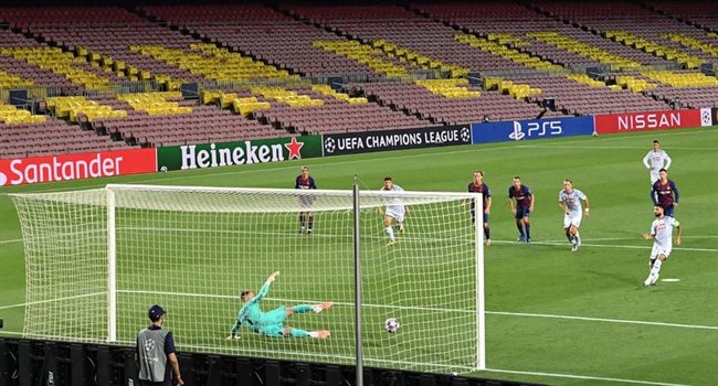 Nápoles marcando en el Camp Nou