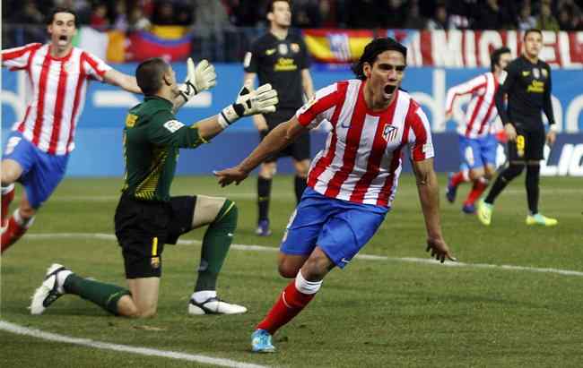 Falcao marca un gol al Barcelona