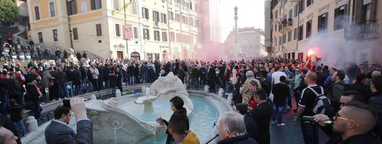 Los hinchas radicales del Feyenoord destrozan Roma