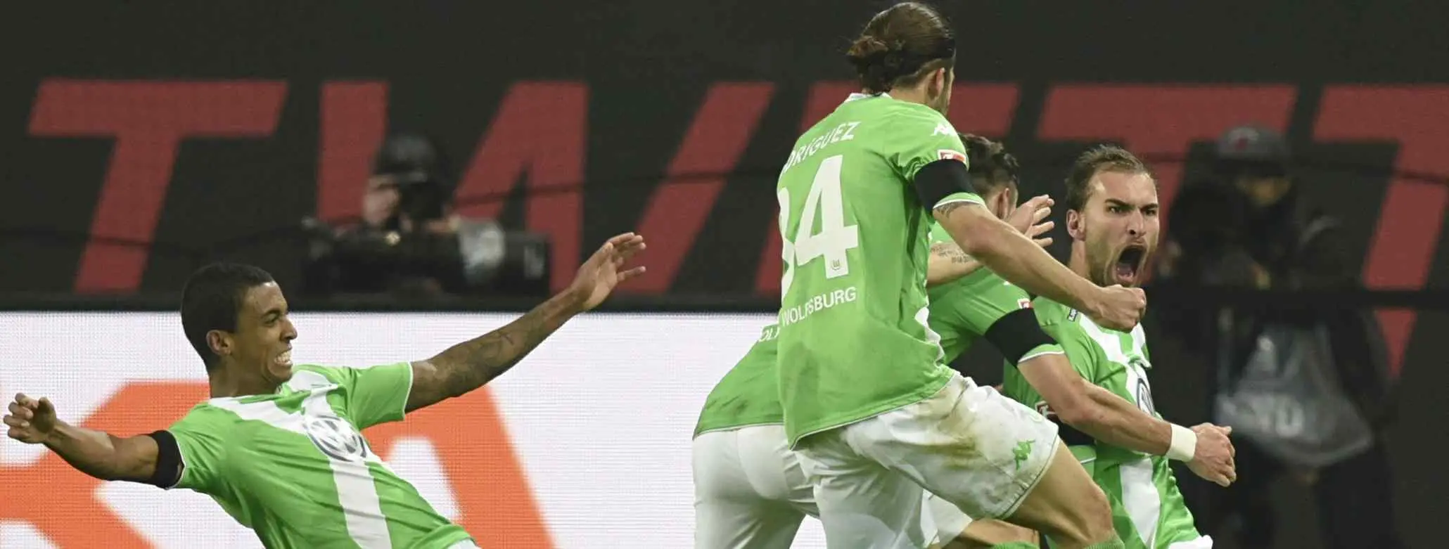 Bas Dost mantiene al Wolfsburgo a la estela del Bayern de Múnich