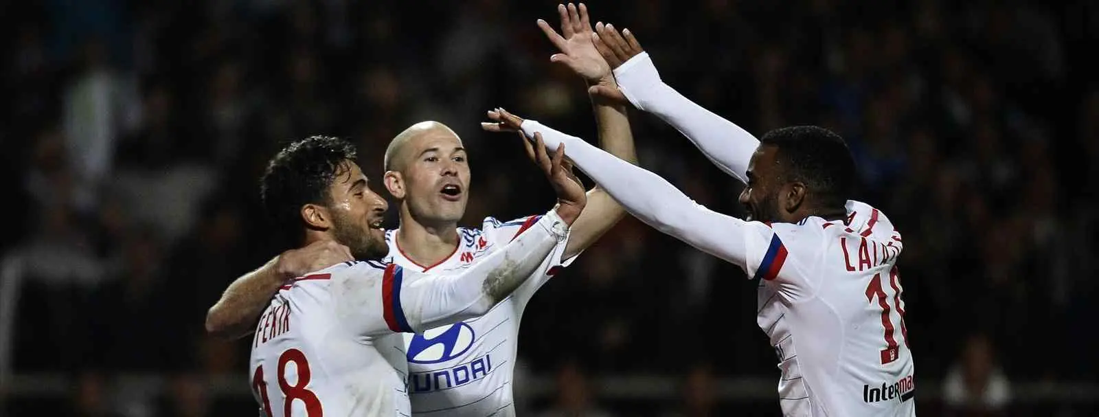 La garra de Lacazette y Fekir devuelven el liderato al Olympique de Lyon