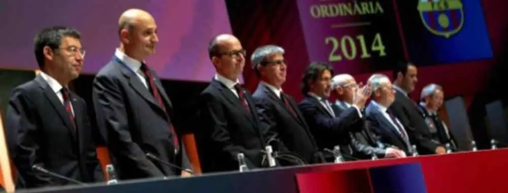 Un miembro de la actual directiva del Barça se mueve a espaldas de Bartomeu