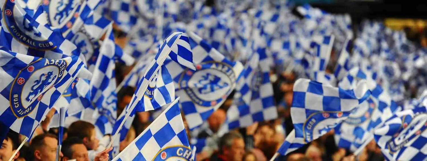 Unos hinchas del Chelsea sonrojan a la afición inglesa