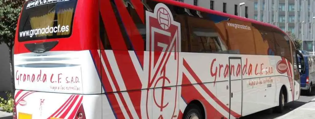 Los jugadores del Granada tienen un detalle con su afición