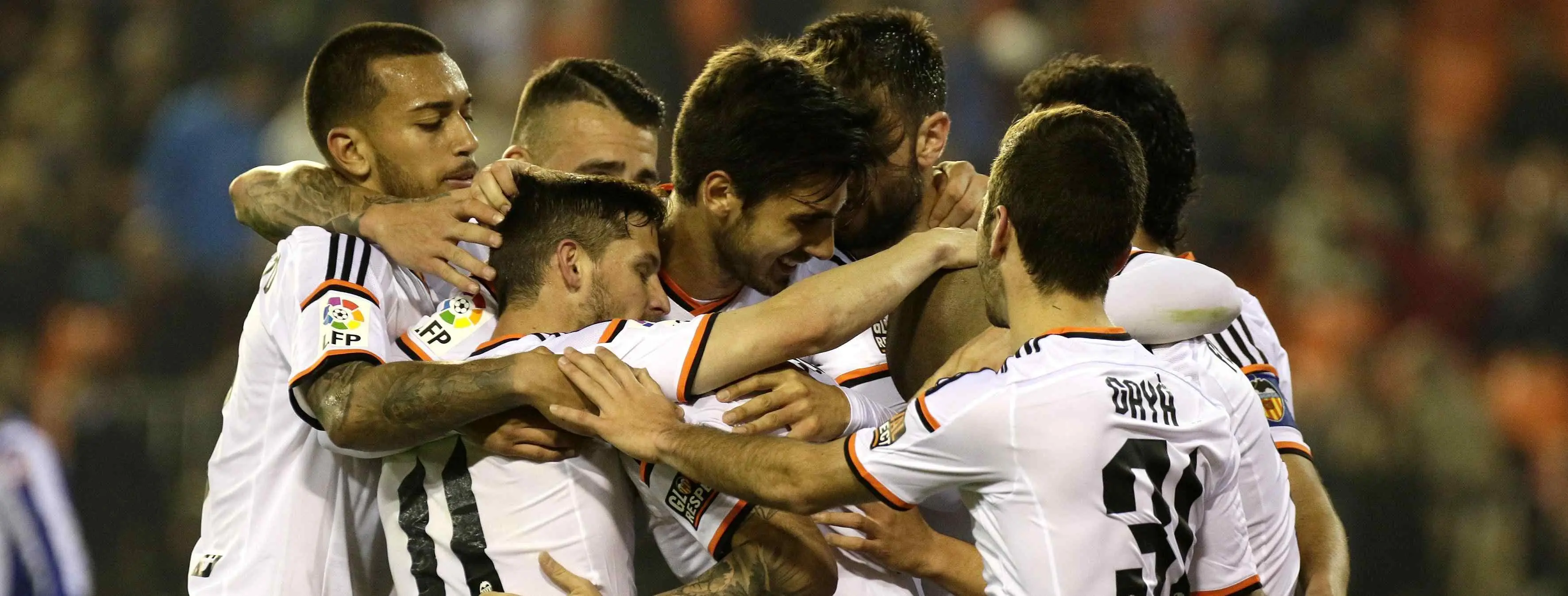 El Valencia gana al Deportivo y sigue al acecho del Atlético de Madrid