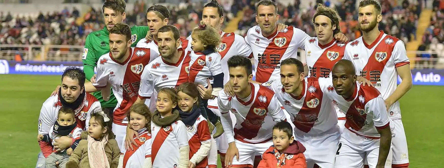 Los jugadores del Rayo apoyan a sus seguidores más radicales