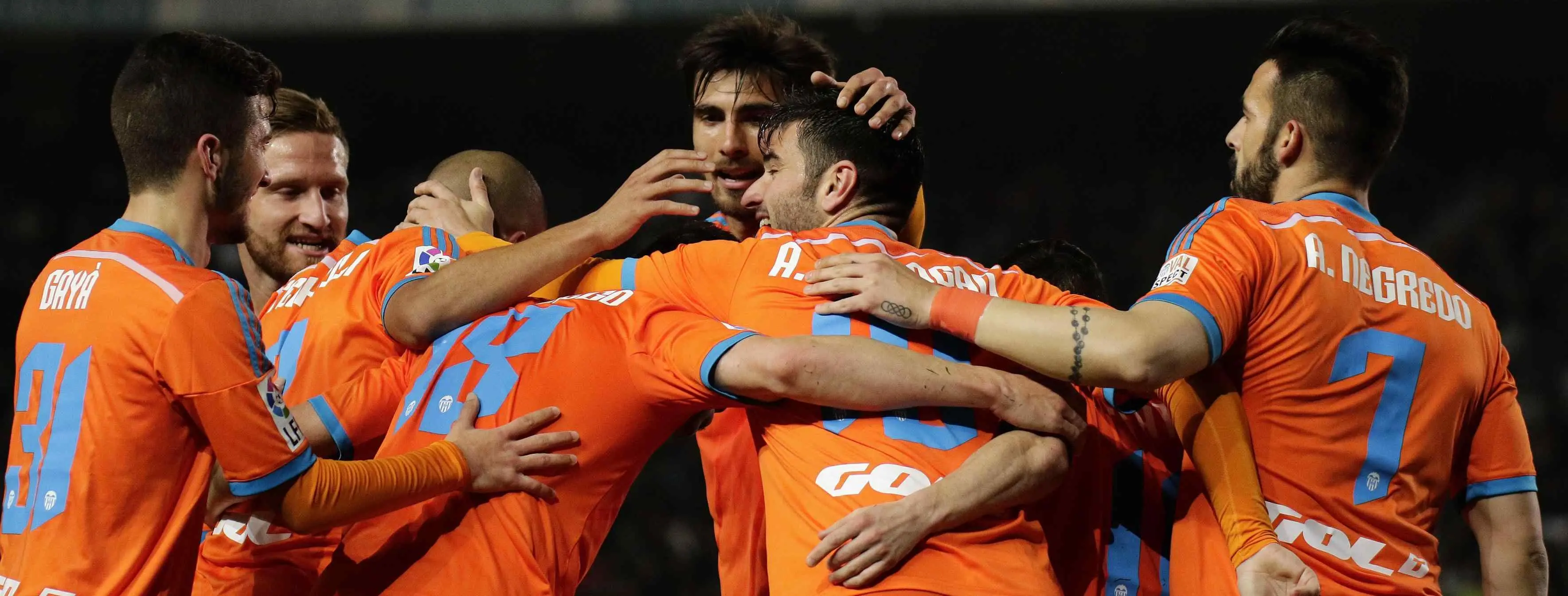 El Valencia golea al Elche y se consolida en la tercera plaza de la Liga