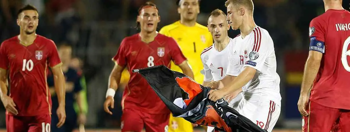 Tensión entre Serbia y Albania en un partido de fútbol