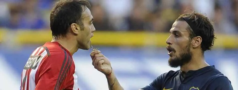 Daniel Osvaldo da hierba para comer a un jugador  rival y le llama 