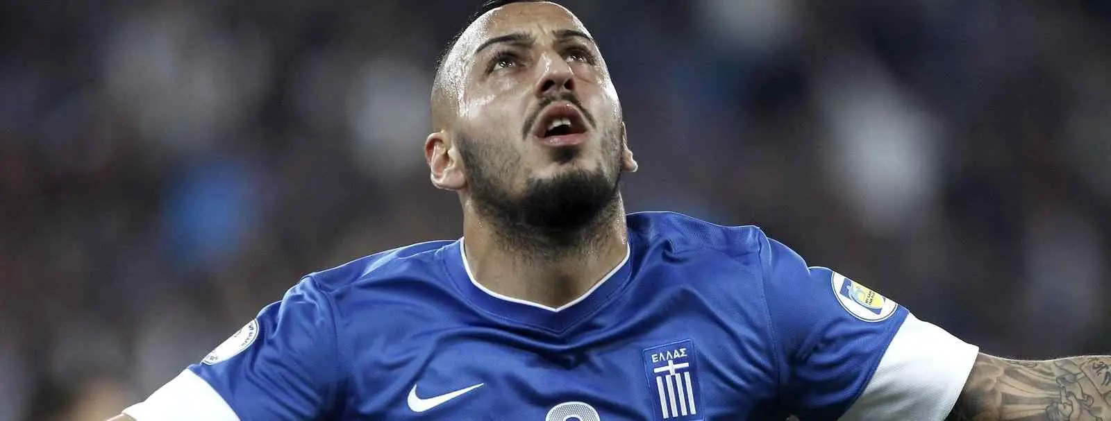 Un muerto en un accidente con tres internacionales griegos