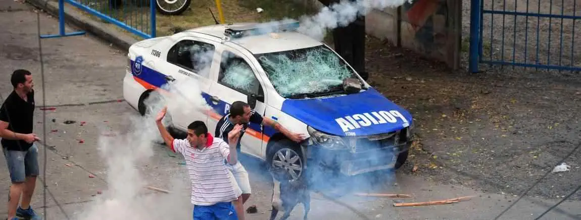 Serios incidentes en la Liga argentina con un policía en estado grave