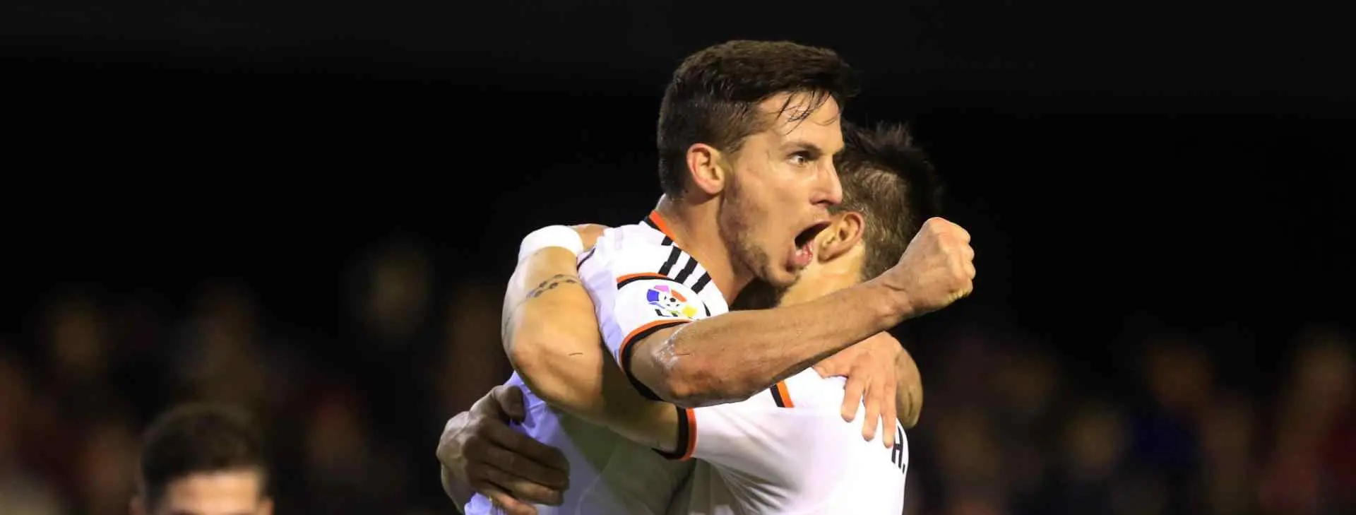 Un doblete de Piatti refuerza al Valencia en su lucha por la Champions