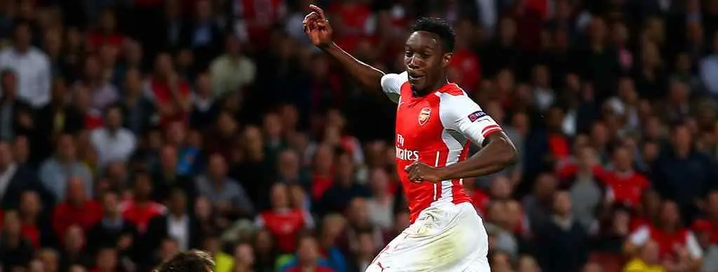 Welbeck ajusticia a Van Gaal y le condena a un año en blanco