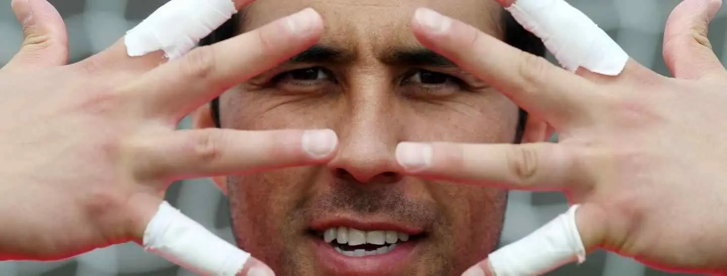 Claudio Bravo asume el papel de juez de paz entre Neymar y Medel