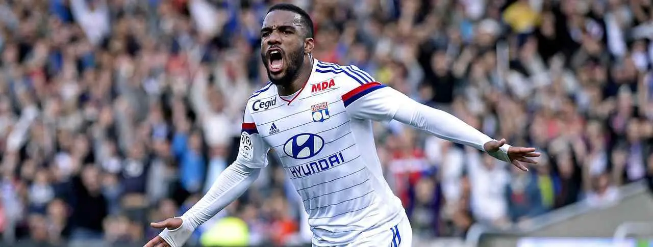 El Lyon golea a domicilio al Guingamp y recupera la primera posición