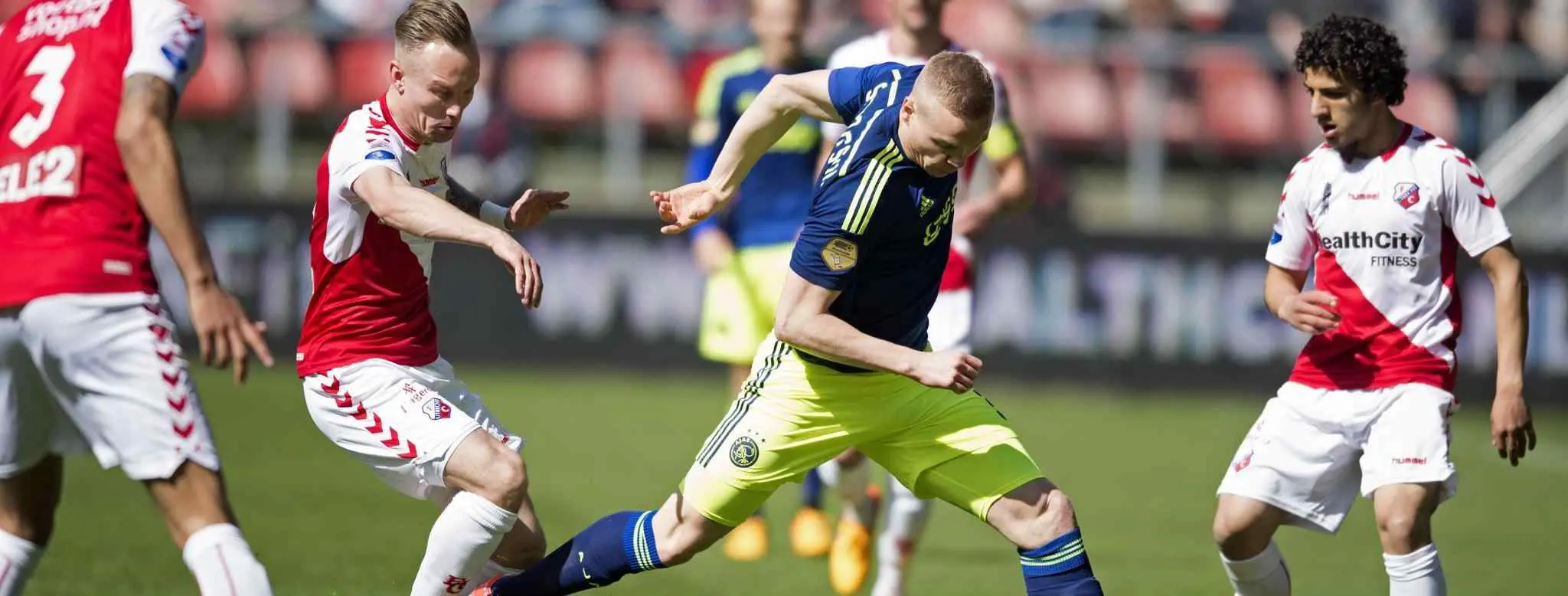 El Utrecht intenta ganar al Ajax jugando con 12 futbolistas