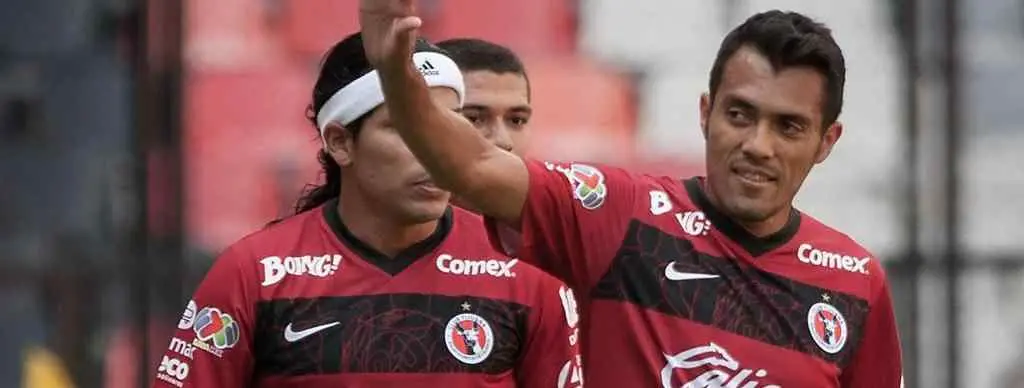 Arango imita a Luis Suárez en México mordiendo a un rival