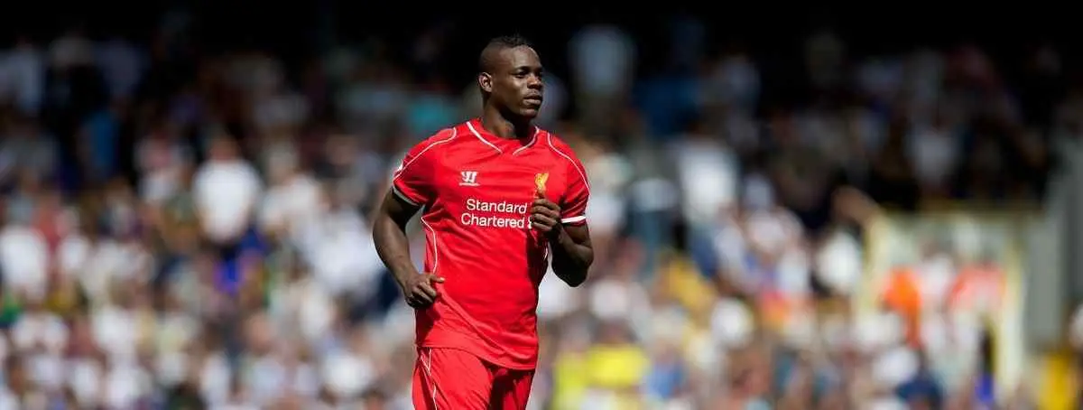 Los hinchas del United y el Arsenal le dan un premio... ¡A Balotelli!