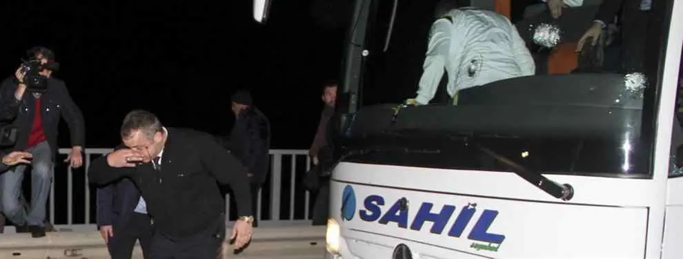 El autobús del Fernerbahce vuelve a ser apedreado por los hinchas rivales