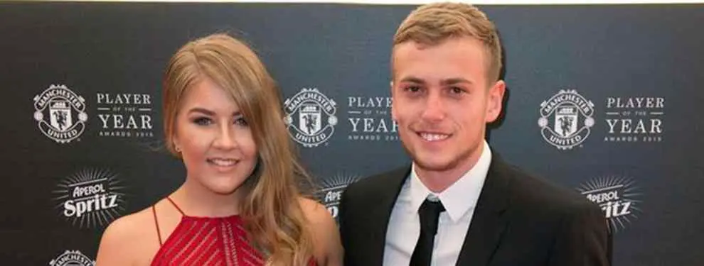 Una casa de apuestas se ríe de la novia de un jugador del Manchester United
