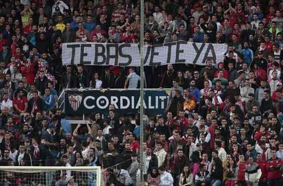 Competición cierra una grada del estadio del Sevilla por cánticos ofensivos