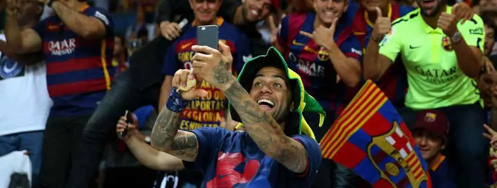 Aleix Vidal asusta a Alves, que acepta la oferta del Barça y decide renovar