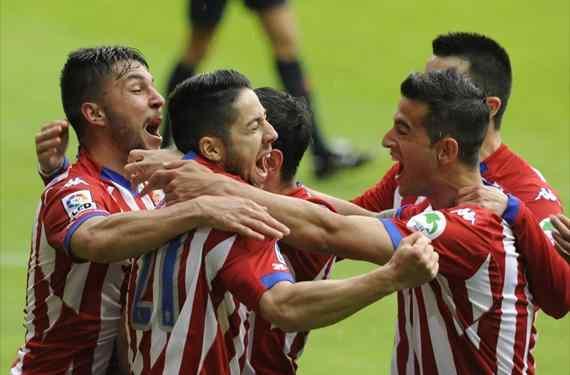 El Sporting asciende en el último minuto; Osasuna condena al Racing