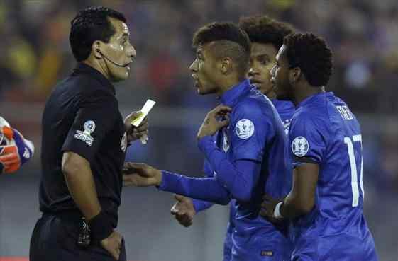 Neymar llamó "hijo de puta" al árbitro y después le agarró por el cuello