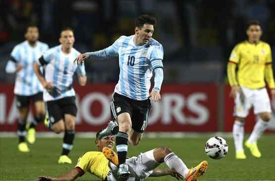 Los árbitros en el punto de mira: "Temo que le rompan un tobillo a Messi"