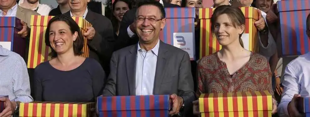 Bartomeu da un golpe sobre la mesa en la recogida de firmas