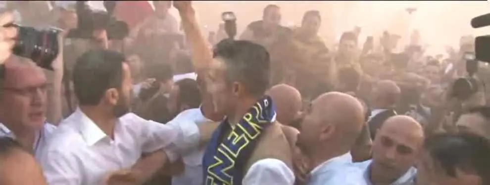 El ex del United Van Persie desata la pasión en su llegada a Estambul