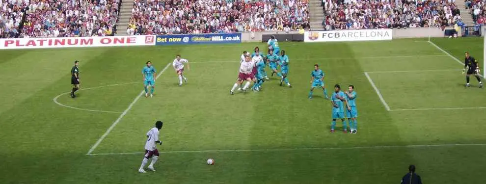 Despedido por negarse a alinear a su presidente en un partido ante el Barça