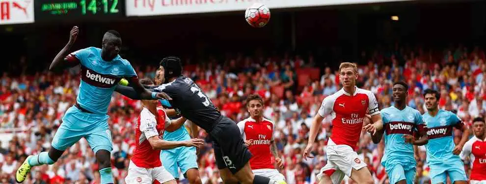 Dos errores garrafales de Cech propician la primera derrota del Arsenal