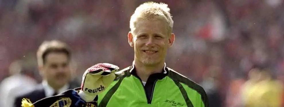 Un ex mítico jugador del United tira con bala hacia los 'Red Devils'