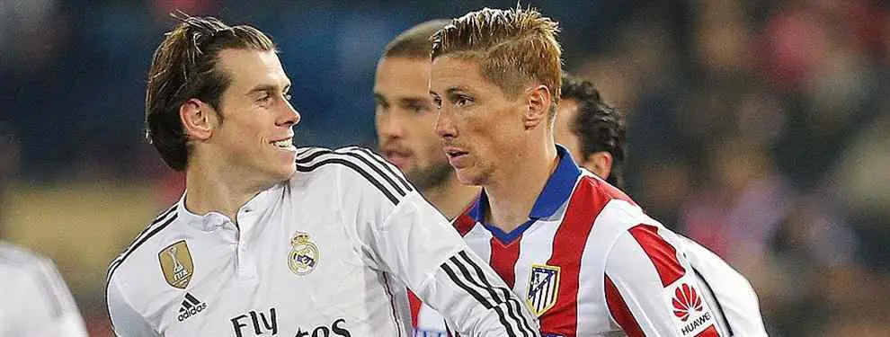 Los jugadores calientan el derbi de la Liga 