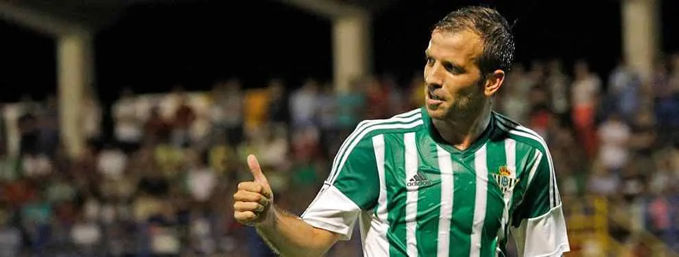 Pepe Mel se esfuerza (mucho) en tapar los excesos de Van der Vaart