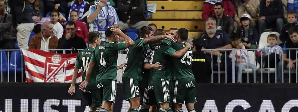 Un jugador del Betis sale en defensa de un futbolista del Sevilla